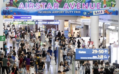 본격적인 여름 휴가 성수기에 들어간 작년 7월 인천국제공항 제1터미널 면세점에 여행객들이 북적이고 있다. [연합뉴스 자료사진]