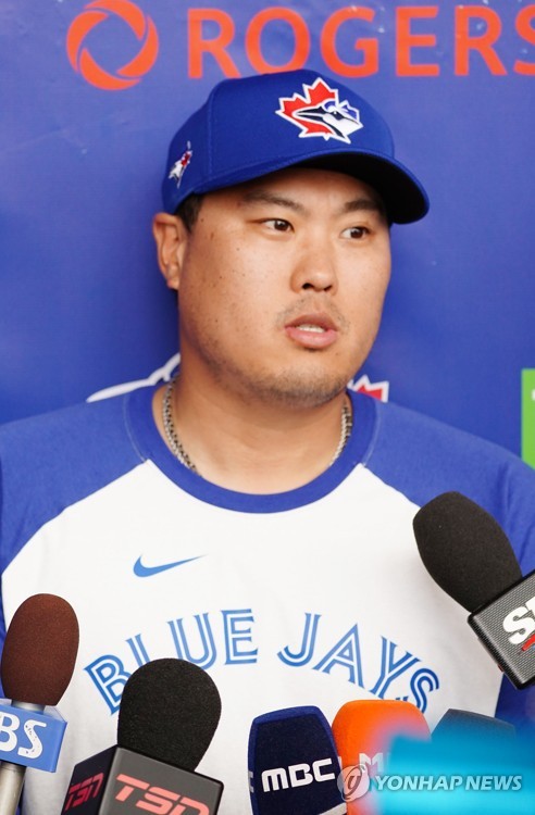 취재진 질문에 답하는 류현진(더니든[미국 플로리다주]=연합뉴스) 김도훈 기자 = 메이저리그 토론토 블루제이스의 류현진이 13일(현지시간) 미국 플로리다주 더니든 TD 볼파크에서 한국 및 현지언론 등과 인터뷰를 하고 있다. 2020.2.14 superdoo82@yna.co.kr