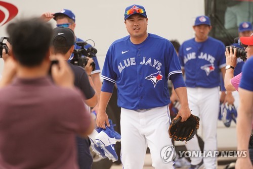 훈련장 향하는 류현진(더니든[미국 플로리다주]=연합뉴스) 김도훈 기자 = 메이저리그 토론토 블루제이스의 류현진이 13일(현지시간) 미국 플로리다주 더니든 TD 볼파크 인근 훈련장에 도착해 이동하고 있다. 2020.2.14 superdoo82@yna.co.kr