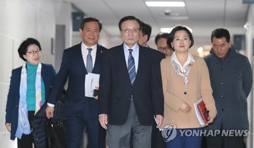 확대간부회의 향하는 민주당 이해찬 대표(서울=연합뉴스) 안정원 기자 = 더불어민주당 이해찬 대표가 14일 오전 서울 여의도 국회 의원회관에서 열린 확대간부회의에 참석하기 위해 이동하고 있다.
      민주당은 당에 비판적 칼럼을 기고한 임미리 고려대 한국사연구소 연구교수를 이해찬 대표 명의로 검찰에 고발, 부적절했다는 비판을 받고 있다. 2020.2.14 jeong@yna.co.kr