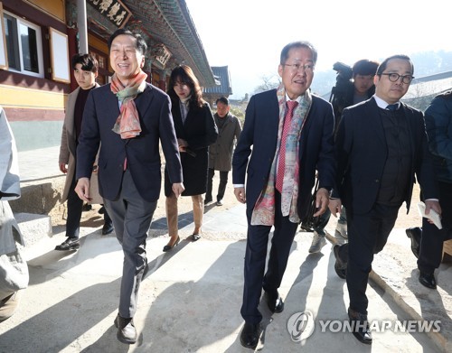 홍준표·김기현, 통도사 방문(양산=연합뉴스) 김동민 기자 = 홍준표 자유한국당 전 대표(가운데)와 김기현 전 울산시장(왼쪽)이 14일 오전 경남 양산시 통도사를 방문하고 있다. 2020.2.14 image@yna.co.kr