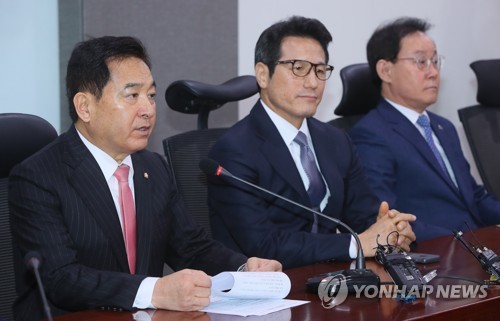 발언하는 심재철(서울=연합뉴스) 진성철 기자 = 중도·보수진영의 통합신당인 미래통합당에 참여하는 새로운보수당, 자유한국당, 전진당의 수임기관 합동회의가 열린 14일 국회 의원회관에서 자유한국당 심재철 원내대표가 발언하고 있다. 왼쪽부터 심재철, 새보수당 정병국 의원, 전진당 이종혁 최고위원.   2020.2.14 zjin@yna.co.kr