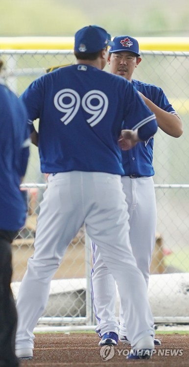 스트레칭하는 류현진과 야마구치 (더니든[미국 플로리다주]=연합뉴스) 김도훈 기자 = 메이저리그 토론토 블루제이스의 류현진(왼쪽)과 야마구치 순이 13일(현지시간) 미국 플로리다주 더니든 TD 볼파크 인근 훈련장에서 스트레칭하고 있다. 2020.2.14 superdoo82@yna.co.kr