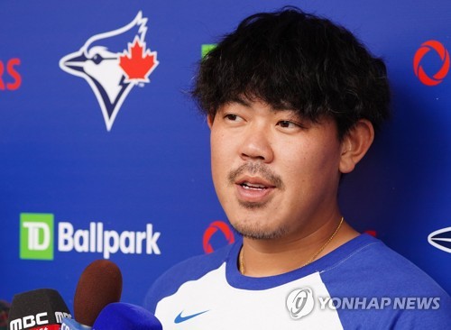 인터뷰하는 야마구치(더니든[미국 플로리다주]=연합뉴스) 김도훈 기자 = 메이저리그 토론토 블루제이스의 야마구치가 14일(현지시간) 미국 플로리다주 더니든 TD 볼파크에서 취재진과 인터뷰를 하고 있다. 2020.2.15 superdoo82@yna.co.kr