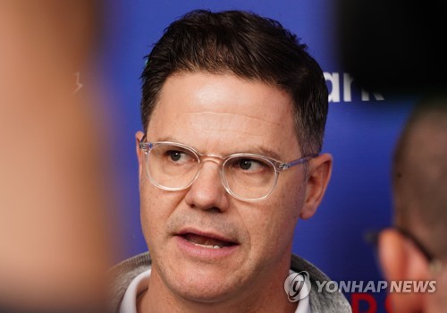 인터뷰하는 로스 앳킨스 단장(더니든[미국 플로리다주]=연합뉴스) 김도훈 기자 = 메이저리그 토론토 블루제이스의 로스 앳킨스 단장이 14일(현지시간) 미국 플로리다주 더니든 TD 볼파크에서 취재진과 인터뷰를 하고 있다. 2020.2.15 superdoo82@yna.co.kr