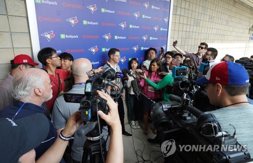 인터뷰하는 로스 앳킨스 단장(더니든[미국 플로리다주]=연합뉴스) 김도훈 기자 = 메이저리그 토론토 블루제이스의 로스 앳킨스 단장이 14일(현지시간) 미국 플로리다주 더니든 TD 볼파크에서 취재진과 인터뷰를 하고 있다. 2020.2.15 superdoo82@yna.co.kr