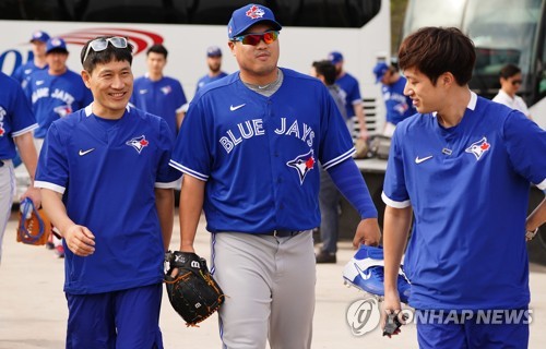 훈련장 도착한 류현진(더니든[미국 플로리다주]=연합뉴스) 김도훈 기자 = 메이저리그 토론토 블루제이스의 류현진이 14일(현지시간) 미국 플로리다주 더니든 TD 볼파크 인근 훈련장에 도착해 김병곤 트레이닝 코치(왼쪽)와 이동하고 있다. 2020.2.15 superdoo82@yna.co.kr