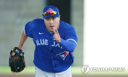 '홈으로!'(더니든[미국 플로리다주]=연합뉴스) 김도훈 기자 = 메이저리그 토론토 블루제이스의 류현진이 14일(현지시간) 미국 플로리다주 더니든 TD 볼파크 인근 훈련장에서 열린 훈련에 참가해 수비훈련을 하고 있다. 2020.2.15 superdoo82@yna.co.kr