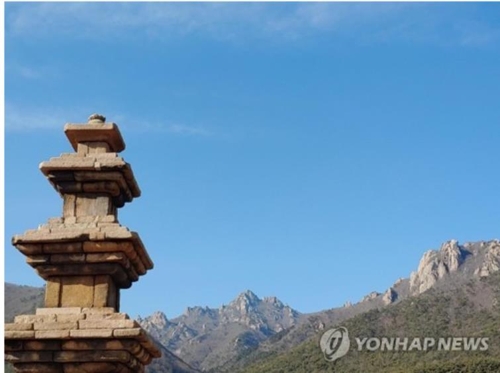 복원된 강진 월남사지 삼층석탑 (강진=연합뉴스) 조근영 기자 = 전남 강진군 성전면 월출산 남쪽 자락의 월남사지(月南寺址·전남도 기념물 제125호)에 있는 보물 제298호인 삼층석탑(높이 8.3m)이 3년만에 복원돼 모습을 드러냈다. 2020.2.16
    chogy@yna.co.kr(끝)