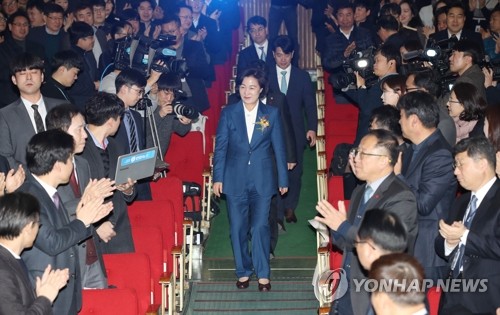 취임식장 들어서는 추미애 신임 법무부 장관[연합뉴스 자료사진]