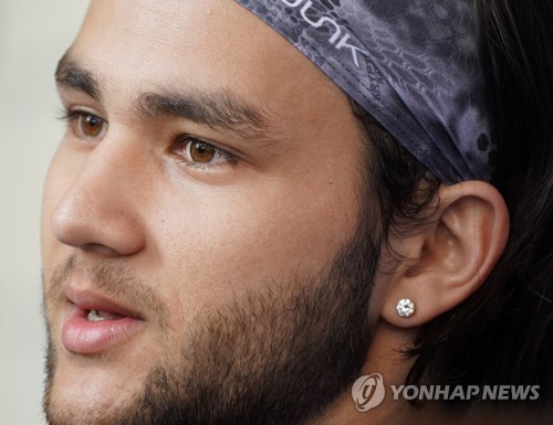 인터뷰하는 보 비셋(더니든[미국 플로리다주]=연합뉴스) 김도훈 기자 = 메이저리그 토론토 블루제이스의 보 비셋이 15일(현지시간) 미국 플로리다주 더니든 TD 볼파크에서 취재진과 인터뷰를 하고 있다. 2020.2.16 superdoo82@yna.co.kr