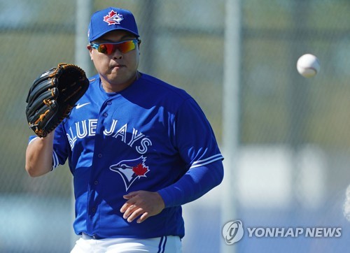 수비 훈련하는 류현진(더니든[미국 플로리다주]=연합뉴스) 김도훈 기자 = 메이저리그 토론토 블루제이스의 류현진이 15일(현지시간) 미국 플로리다주 더니든 TD 볼파크 인근 훈련장에서 열린 스프링캠프에 참가해 수비 훈련을 하고 있다. 2020.2.16 superdoo82@yna.co.kr