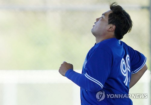 마무리 훈련하는 류현진(더니든[미국 플로리다주]=연합뉴스) 김도훈 기자 = 메이저리그 토론토 블루제이스의 류현진이 15일(현지시간) 미국 플로리다주 더니든 TD 볼파크 인근 훈련장에서 열린 스프링캠프에 참가해 달리기를 하며 마무리 운동을 하고 있다. 2020.2.16 superdoo82@yna.co.kr