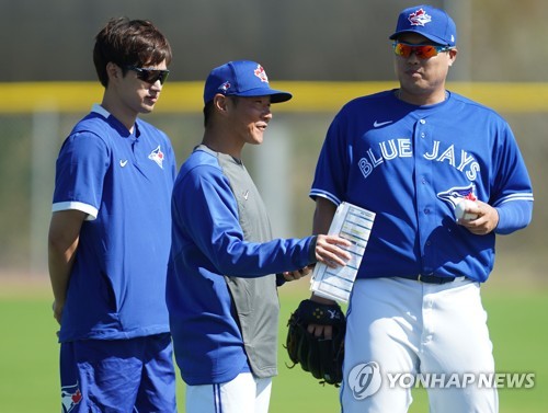 이야기하는 류현진-길 킴(더니든[미국 플로리다주]=연합뉴스) 김도훈 기자 = 메이저리그 토론토 블루제이스의 류현진(오른쪽)과 길 킴 육성총괄책임(가운데)이 15일(현지시간) 미국 플로리다주 더니든 TD 볼파크 인근 훈련장에서 이야기를 나누고 있다.
    왼쪽은 통역 담당 이종민 씨. 2020.2.16 superdoo82@yna.co.kr