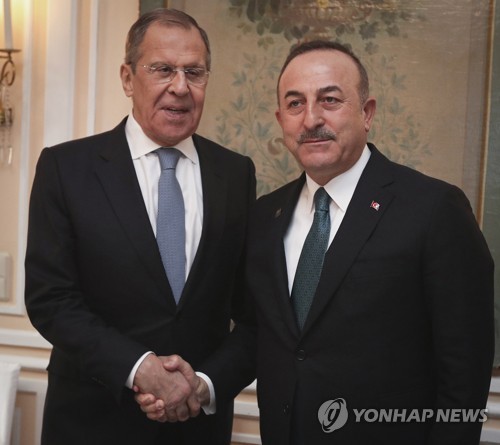 뮌헨안보회의에서 만난 세르게이 라브로프 러시아 외무장관(좌)과 메블뤼트 차우쇼을루 터키 외무장관(우)[AP=연합뉴스]