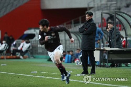 경기 지켜보는 FC 서울 최용수 감독지난달 28일 오후 서울 마포구 서울월드컵경기장에서 열린 2020 아시아축구연맹(AFC) 챔피언스리그 플레이오프 FC 서울과 말레이시아 크다의 경기에서 FC 서울 최용수 감독이 경기를 지켜보고 있다. [연합뉴스 자료사진]