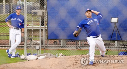 류현진 투구 바라보는 보루키(더니든[미국 플로리다주]=연합뉴스) 김도훈 기자 = 메이저리그 토론토 블루제이스의 라이언 보루키(왼쪽)가 지난 13일(현지시간) 미국 플로리다주 더니든 TD 볼파크 인근 훈련장에서 류현진의 불펜 피칭을 바라보고 있다. 2020.2.14 superdoo82@yna.co.kr