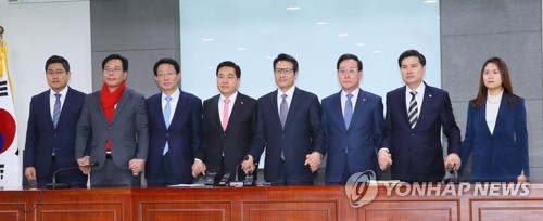 한자리에 모인 미래통합당 수임기관 위원들중도·보수진영의 통합신당인 미래통합당에 참여하는 새로운보수당 오신환(왼쪽 부터), 자유한국당 송언석, 김상훈, 심재철, 새보수당 정병국 의원, 전진당 이종혁최고위원, 새보수당 지상욱 의원, 전진당 이아람 최고위원이 지난 14일 국회 의원회관에서 열린 수임기관 합동회의에서 기념촬영하고 있다. [연합뉴스 자료사진]