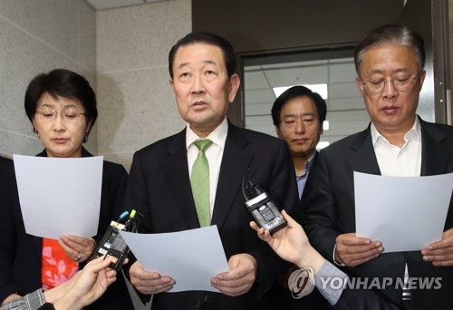 민평당-바미당-대안신당 '통합'민주평화당 박주현 통합추진특별위원장(왼쪽 두 번째부터),바른미래당 박주선 대통합개혁위원장, 대안신당 유성엽 통합추진위원장이 2월 14일 서울 여의도 국회 의원회관에서 3당 통합 합의문을 읽고 있다. 당명은 민주통합당으로 결정됐다. [연합뉴스 자료사진]