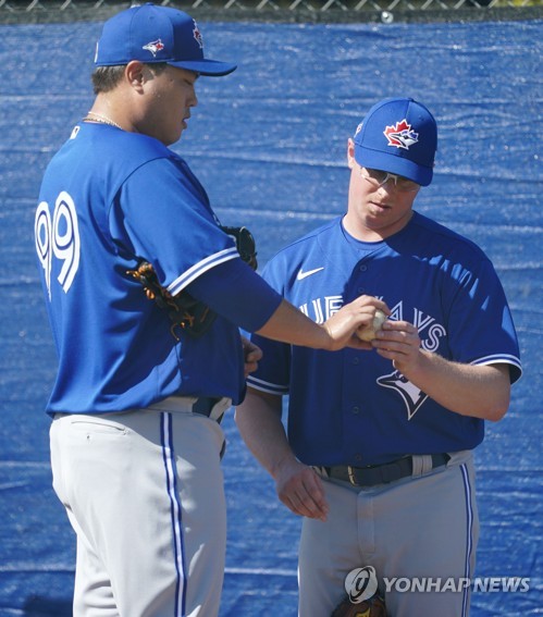 손턴에게 한 수 알려주는 류현진(더니든[미국 플로리다주]=연합뉴스) 김도훈 기자 = 메이저리그 토론토 블루제이스의 류현진이 16일(현지시간) 미국 플로리다주 더니든 TD 볼파크 인근 훈련장에서 트렌트 손턴에게 그립에 대해 알려주고 있다. 2020.2.17 superdoo82@yna.co.kr