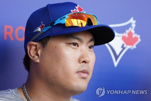 답변하는 류현진(더니든[미국 플로리다주]=연합뉴스) 김도훈 기자 = 메이저리그 토론토 블루제이스의 류현진이 16일(현지시간) 미국 플로리다주 더니든 TD 볼파크에서 한국 및 현지 취재진과 인터뷰를 하고 있다. 2020.2.17 superdoo82@yna.co.kr