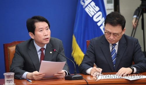 발언하는 이인영 원내대표(서울=연합뉴스) 김인철 기자 = 더불어민주당 이인영 원내대표가 17일 오전 국회에서 열린 최고위원회의에서 발언하고 있다. yatoya@yna.co.kr