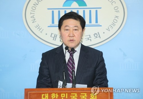 한국당 유기준, 현 지역구 불출마 선언(서울=연합뉴스) 진성철 기자 = 자유한국당(부산 서구동구) 유기준 의원이 17일 국회 정론관에서 4·15 총선에서 현 지역구 불출마를 선언하고 있다. 2020.2.17 zjin@yna.co.kr