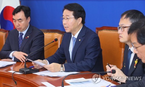 민주당, '일하는 국회' 정치개혁 공약 발표(서울=연합뉴스) 진성철 기자 = 더불어민주당 조정식 정책위의장(가운데), 윤관석 정책위 수석부의장 등이 17일 국회에서 일하는 국회 등 정치개혁 총선 공약을 발표하고 있다. zjin@yna.co.kr