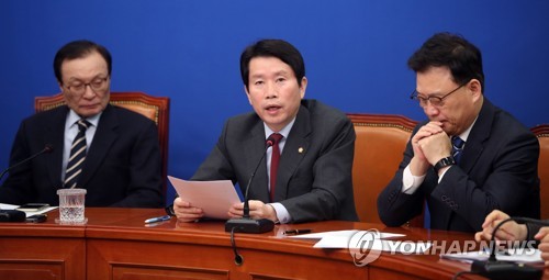 최고위원회의서 발언하는 이인영 원내대표(서울=연합뉴스) 김인철 기자 = 더불어민주당 이인영 원내대표가 17일 오전 국회에서 열린 최고위원회의에서 발언하고 있다. 2020.2.17 yatoya@yna.co.kr