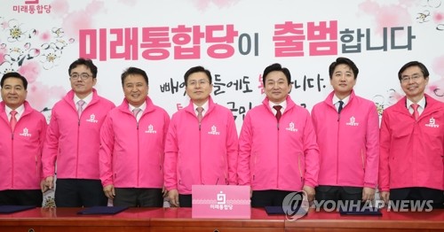 기념촬영 하는 미래통합당 최고위원들과 황교안 대표(서울=연합뉴스) 안정원 기자 = 미래통합당 황교안 대표가 17일 오후 서울 여의도 국회의원회관에서 열린 최고위원회의에서 최고위원들에게 임명장을 수여한 후 기념촬영 하고 있다. 2020.2.17 jeong@yna.co.kr