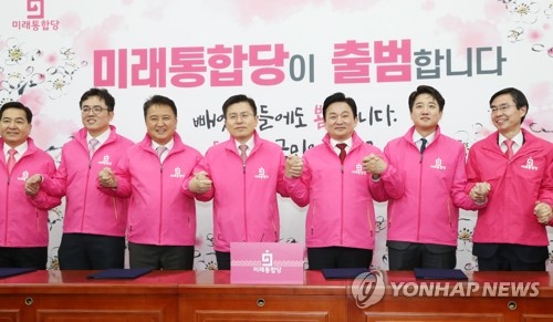 황교안, 미래통합당 최고위원들과 기념촬영(서울=연합뉴스) 안정원 기자 = 미래통합당 황교안 대표가 17일 오후 서울 여의도 국회의원회관에서 열린 최고위원회의에서 최고위원들에게 임명장을 수여한 후 기념촬영 하고 있다. jeong@yna.co.kr