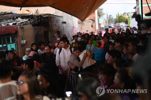 17일(현지시간) 파티마의 장례식에 참가한 멕시코 시민들[AFP=연합뉴스]