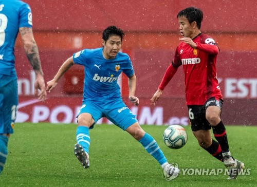 볼 다투는 발렌시아 이강인(왼쪽)[EPA=연합뉴스 자료사진]