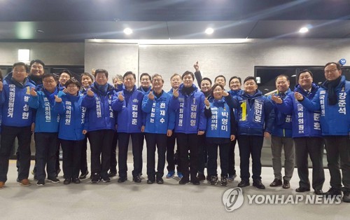 부산 민주당 총선 예비후보들(부산=연합뉴스) 조정호 기자 = 23일 오후 부산역 광장에서 더불어민주당 부산시당 국회의원과 총선 예비후보 등이 시민에게 설 인사를 하기 앞서 결의를 다지고 있다. 2020.1.23 ccho@yna.co.kr