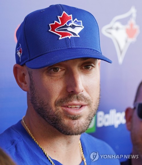 인터뷰하는 트래비스 쇼(더니든[미국 플로리다주]=연합뉴스) 김도훈 기자 = 메이저리그 토론토 블루제이스의 트래비스 쇼가 16일(현지시간) 미국 플로리다주 더니든 TD 볼파크에서 한국과 현지 취재진 등과 인터뷰를 하고 있다. 2020.2.16 superdoo82@yna.co.kr
