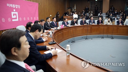 미래통합당 원내대책회의(서울=연합뉴스) 김인철 기자 = 미래통합당 심재철 원내대표가 18일 오전 국회에서 열린 원내대책회의에서 발언하고 있다. yatoya@yna.co.kr