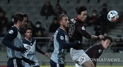 눈 앞에 공이(서울=연합뉴스) 박동주 기자 = 18일 서울월드컵경기장에서 열린 2020 아시아축구연맹(AFC) 챔피언스리그(ACL) 조별리그 E조 FC서울과 멜버른 빅토리(호주)의 경기. FC서울 박동진(50)이 볼을 따라가고 있다. 2020.2.18 pdj6635@yna.co.kr