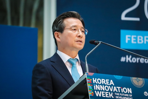 세계은행 한국혁신주간 축사하는 김용범 기재부 차관 (워싱턴=연합뉴스) 류지복 특파원 = 김용범 기획재정부 1차관이 18일(현지시간) 워싱턴DC에서 세계은행이 개최한 한국혁신주간 행사에 참석해 축사를 하고 있다. 2020.2.18. jbryoo@yna.co.kr