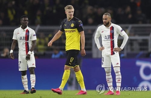 홀란드(중앙) 앞에서 작아진 네이마르(오르쪽)[EPA=연합뉴스]