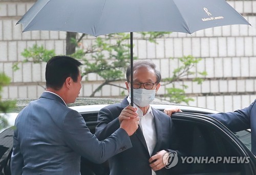 법원 도착한 이명박 전 대통령[연합뉴스 자료사진]