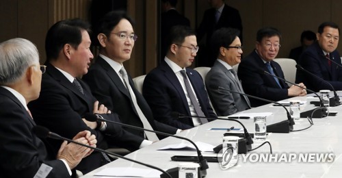 코로나19 회의 참석한 대기업 대표들(서울=연합뉴스) 이진욱 기자 = 이재용 삼성전자 부회장과 최태원 SK그룹 회장, 구광모 LG그룹 회장 등이 지난 13일 오전 중구 대한상공회의소에서 문재인 대통령이 주재한 '코로나19 대응 경제계 간담회'에 참석하고 있다. 
    왼쪽부터 손경식 경총회장, 최태원 SK회장, 이재용 삼성전자 부회장, 구광모 LG 회장, 이재현 CJ 회장, 윤여철 현대차 부회장, 황각규 롯데지주 부회장.[연합뉴스 자료사진]