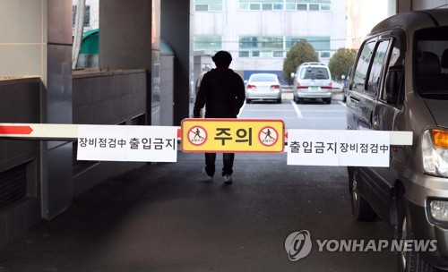 '코로나19' 확진자 다수 나온 종교시설 폐쇄(대구=연합뉴스) 김현태 기자 = 19일 대구시 남구 대명동의 한 종교시설이 폐쇄돼 주차장 차단기가 내려져 있다.
해당 종교시설에 다니던 신자들 가운데 신종 코로나바이러스 감염증 확진자가 다수 나온 것으로 이날 확인됐다. 2020.2.19 mtkht@yna.co.kr