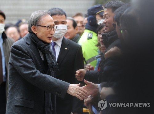 지지자와 인사하는 이명박 전 대통령(서울=연합뉴스) 임화영 기자 = 자동차 부품회사 '다스'를 사실상 소유하면서 그 자금을 횡령하고 삼성 등에서 거액의 뇌물을 받은 혐의로 기소된 이명박 전 대통령이 19일 오후 서울 서초구 서울고등법원에서 열린 항소심 선고 공판에 출석하며 지지자와 인사하고 있다. hwayoung7@yna.co.kr