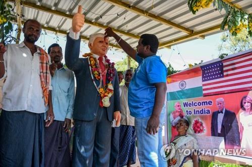 트럼프 대통령을 기리는 힌두교 사찰을 만든 인도 남부 텔랑가나주의 농부 부사 크리슈나. [AFP=연합뉴스]