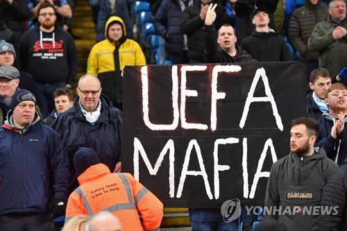 'UEFA 마피아'라는 배너를 들고 UEFA에 항의하는 맨시티 서포터스들(AFP=연합뉴스)