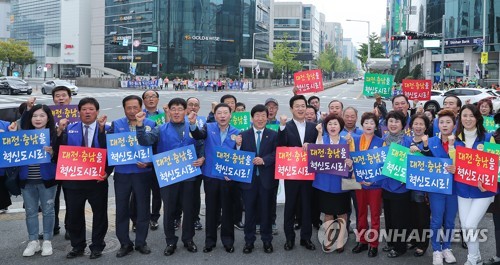 "대전·충남을 혁신도시로"허태정 대전시장과 대전지역 시민단체 관계자들이 지난해 10월 1일 대전 서구 둔산동 일대에서 '대전·충남 혁신도시 지정 촉구 서명운동'을 홍보하는 모습. [대전시 제공. 재판매 및 DB 금지]