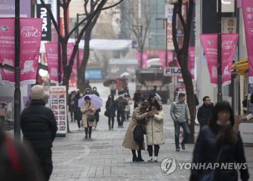 비교적 한산한 명동(서울=연합뉴스) 윤동진 기자 = 신종 코로나바이러스 감염증(코로나19) 확산이 우려되고 있는 지난 16일 서울 명동 거리가 한산하다. 2020.2.16 mon@yna.co.kr