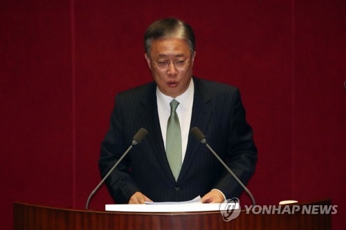 교섭단체 대표 연설하는 유성엽(서울=연합뉴스) 김인철 기자 = '민주 통합 의원 모임' 원내대표인 대안신당 유성엽 의원이 20일 국회에서 열린 본회의에서 교섭단체 대표 연설을 하고 있다. yatoya@yna.co.kr