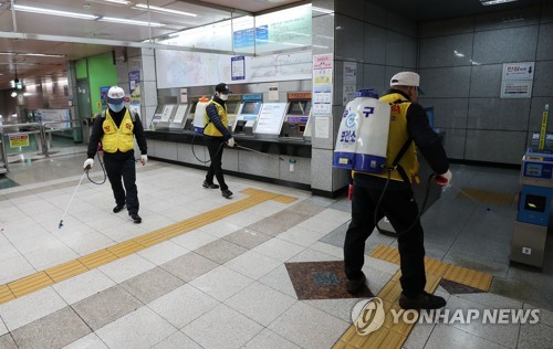 지하철역도 꼼꼼하게 방역(대구=연합뉴스) 김준범 기자 = 20일 오전 대구시 남구 대구도시철도 1호선 대명역에서 남구청 보건소 관계자들이 방역하고 있다. 대명역은 코로나19 확진자가 다녀간 신천지 대구교회와 가장 가까운 지하철역으로 많은 신도가 오갔을 것으로 예측된다. psykims@yna.co.kr