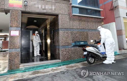 신천지 대구교회 관계자 거주지 방역(대구=연합뉴스) 김준범 기자 = 20일 오전 대구시 남구 한 다세대주택 앞에서 남구청 보건소 관계자들이 방역하고 있다. 이 건물에는 신천지 대구교회 관계자가 지내는 것으로 알려졌다. 2020.2.20 psykims@yna.co.kr